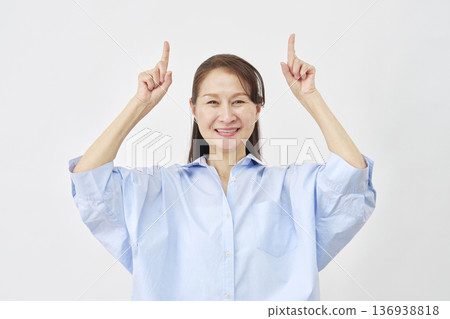 白色背景上的女子向上指著 136938818