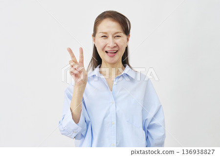 一位女士在白色背景上做出和平手勢 136938827