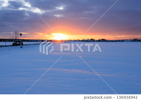 Evening view of the countryside, transformed into a beautiful snowy field Evening view of the countryside, transformed into a beautiful snowy field 136938942