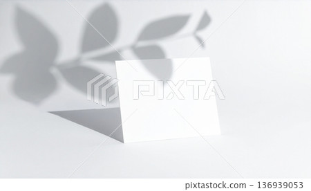 白色紙張樣機和白色背景 136939053