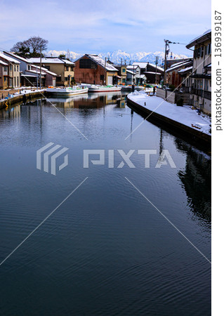 Snow scenery in the Uchikawa district of Imizu City, Toyama Prefecture, with the Tateyama mountain range in the background 136939187