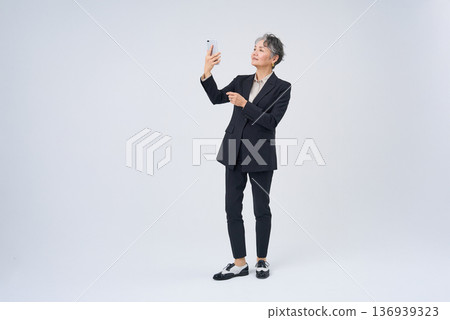 操作智能手機的資深婦女 136939323
