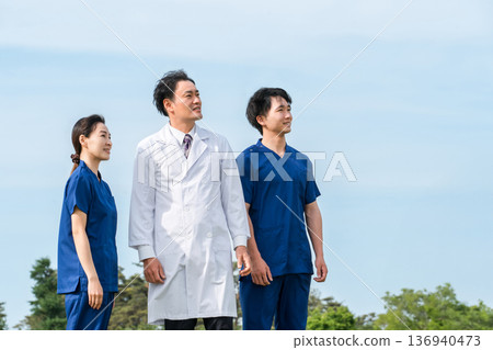 公園及戶外的醫護人員（醫生、護士、醫護人員、大學醫院） 136940473
