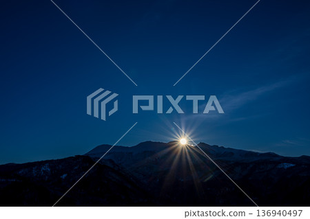 Mount Ontake illuminated by the morning sun. From the Ontake Panorama Line in Kosaka Town, Gero City, Gifu Prefecture. 136940497