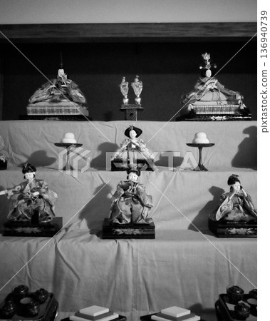 Hina dolls: Traditional Hina dolls that stand out in monochrome Hina dolls: Traditional Hina dolls that stand out in monochrome 136940739