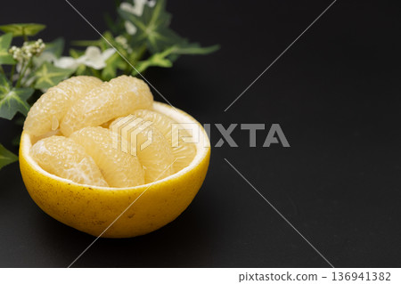 酸柚的庫存照片：一組可愛的大柑橘類水果，去皮後擺放在果皮上。 136941382