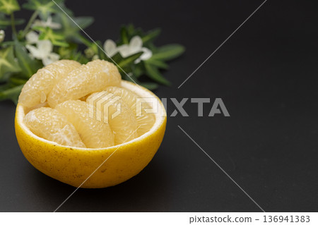 酸柚的庫存照片：一組可愛的大柑橘類水果，去皮後擺放在果皮上。 136941383