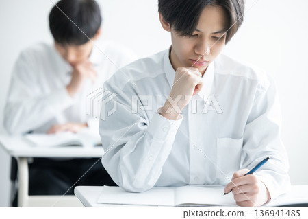 男孩、高中生、國中生、學習 136941485