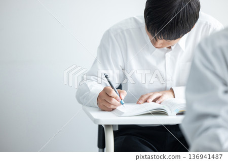 Boys, high school students, junior high school students, studying 136941487