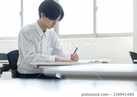 Boys, high school students, junior high school students, studying 136941489