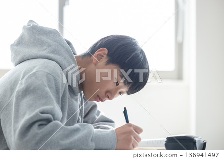 男孩、高中生、國中生、學習 136941497