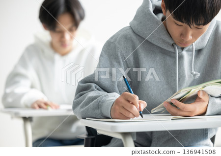 Boys, high school students, junior high school students, studying 136941508