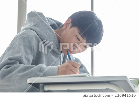 Boys, high school students, junior high school students, studying 136941510