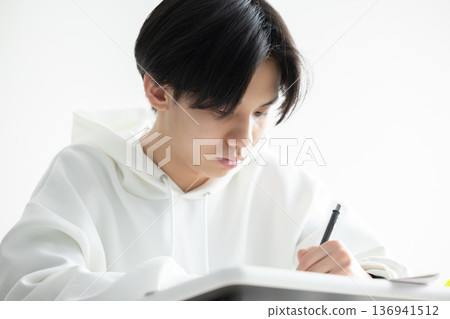 Boys, high school students, junior high school students, studying 136941512