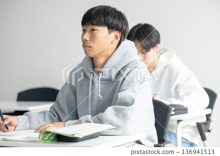 Boys, high school students, junior high school students, studying 136941513