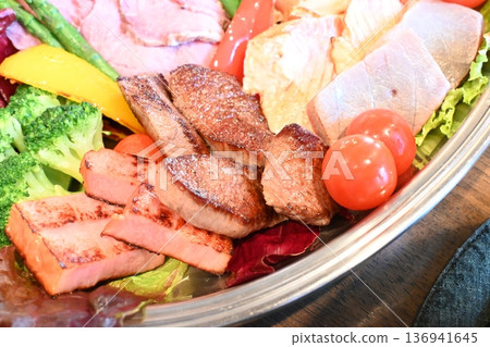 色澤誘人:鮮嫩多汁的烤牛肉和色彩繽紛的蔬菜。 色澤誘人:鮮嫩多汁的烤牛肉和色彩繽紛的蔬菜。 136941645