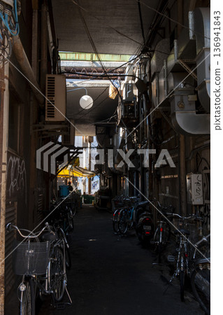 城市熙熙攘攘－穿過鐵路橋洞通往酒吧 136941843