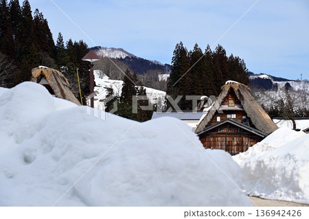 雪覆蓋著愛之倉合掌造風格村莊的房屋 雪覆蓋著愛之倉合掌造風格村莊的房屋 136942426