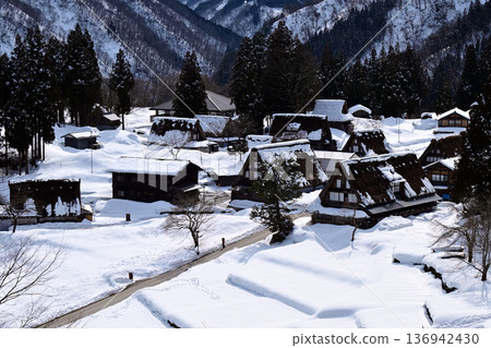 從觀景台上可以看到被白雪覆蓋的愛之倉合掌造風格村莊。 136942430