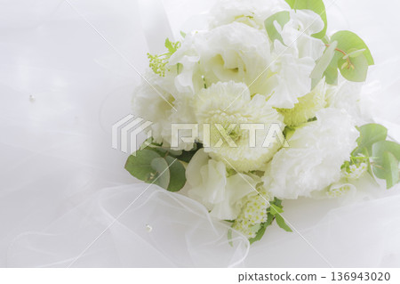 White flower bouquet White flower bouquet 136943020