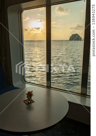 從豪華遊輪的休息室窗戶眺望父島的日落 136943278