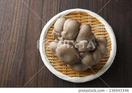 木紋背景上的漏杓裡的平菇 136943346