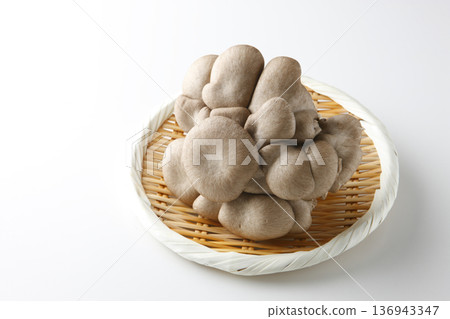 白色背景上的漏勺裡的平菇 136943347