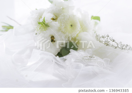 結婚戒指、捧花和頭冠 136943385
