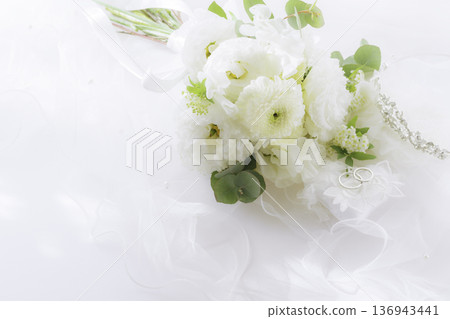 結婚戒指、捧花和頭冠 136943441