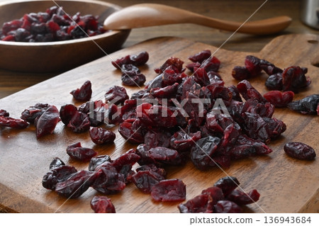 Dry cranberries 136943684
