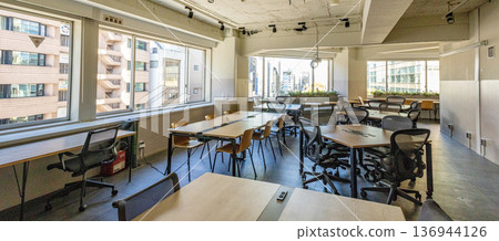 時尚的辦公空間 136944126