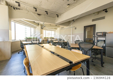 時尚的辦公空間 136944128