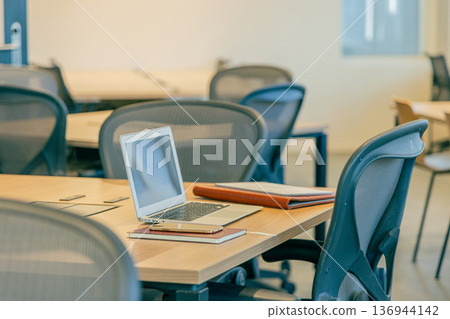 時尚的辦公空間 時尚的辦公空間 136944142