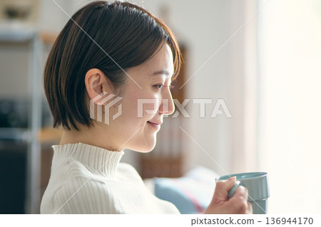在家放鬆的婦女 在家放鬆的婦女 136944170
