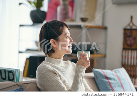 在家放鬆的婦女 在家放鬆的婦女 136944171