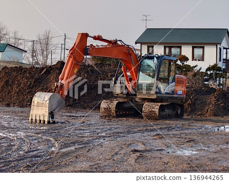 土木工程工地正在使用的液壓挖土機 土木工程工地正在使用的液壓挖土機 136944265