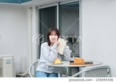 在陽台上下午茶時間 在陽台上下午茶時間 136944396