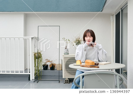 在陽台上下午茶時間 在陽台上下午茶時間 136944397