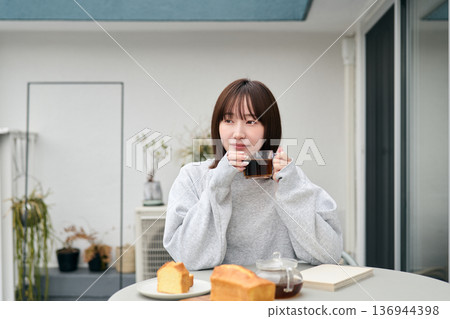 在陽台上下午茶時間 在陽台上下午茶時間 136944398