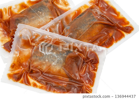 冷凍食品，真空包裝的味噌燉鯖魚[白色背景，摳圖] 136944437