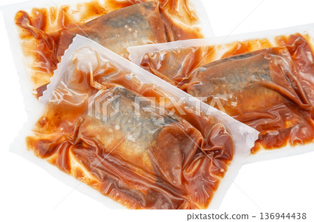 冷凍食品，真空包裝的味噌燉鯖魚[白色背景，摳圖] 136944438