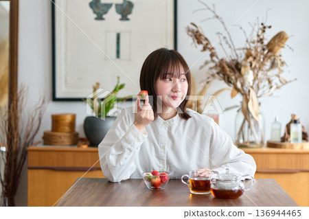 吃草莓的女人 136944465