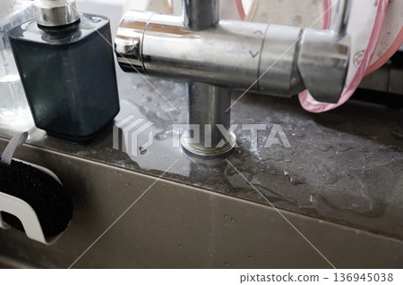 The kitchen sink area with a wet faucet base. 136945038