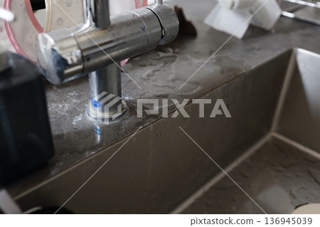 The kitchen sink area with a wet faucet base. 136945039