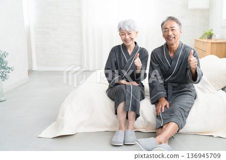 一對老年夫婦穿著長袍坐在床上，生活方式圖片 136945709