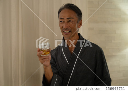 身穿長袍、手持威士忌酒杯的老者（生活方式圖片） 136945731