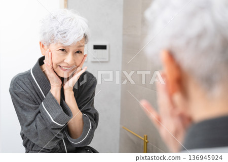 老年女性護膚美容圖片 136945924