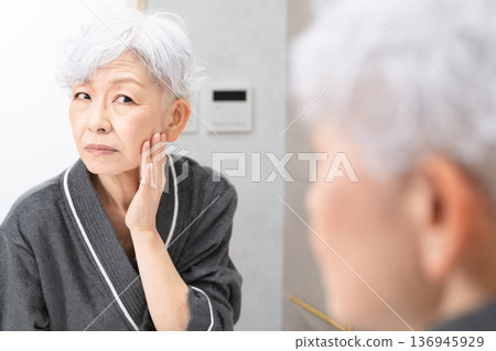 老年女性護膚美容圖片 老年女性護膚美容圖片 136945929