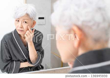 老年女性護膚美容圖片 老年女性護膚美容圖片 136945930