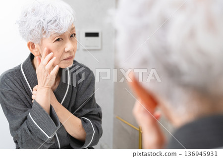 老年女性護膚美容圖片 136945931